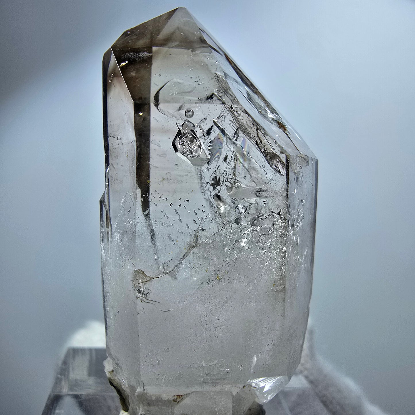 Pointe de sceptre en quartz fumé fantôme lémurien, Goboboseb, Namibie, 41 x 18 x 13 mm 
