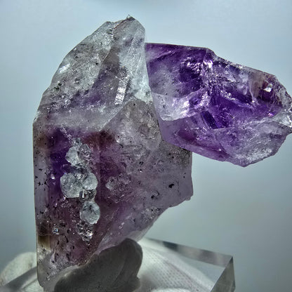 Harlekin Phantom Amethyst mit Analcim Stufe Streep Mine Gobob Namibia 66*54*35mm