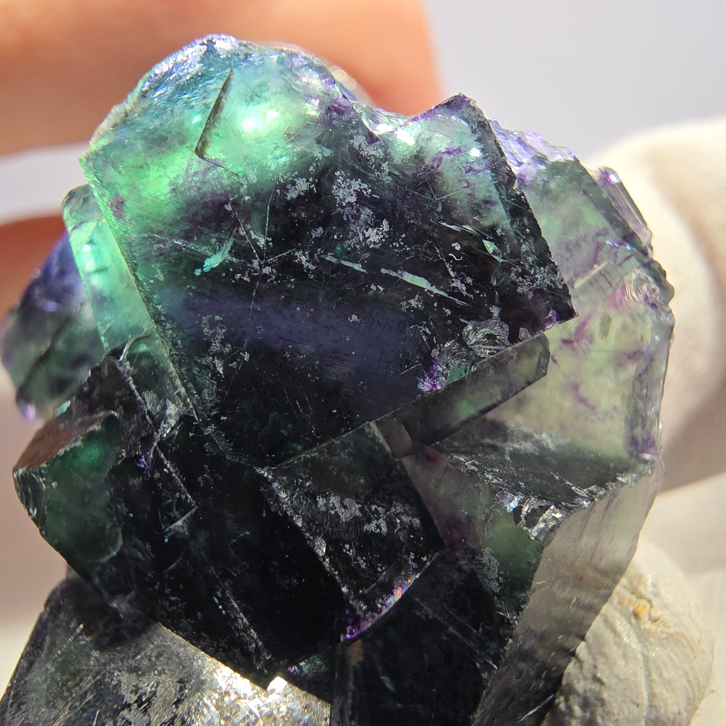 Spécimen de cube de fluorite fantôme transparente, vert-violet zonal, Okorusu, Namibie, 39 x 37 x 23 mm 