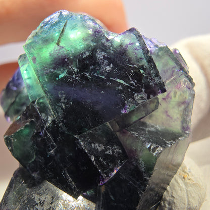 Spécimen de cube de fluorite fantôme transparente, vert-violet zonal, Okorusu, Namibie, 39 x 37 x 23 mm 