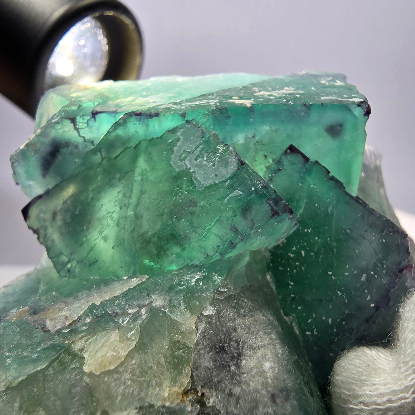 Grand spécimen de cube de fluorite fantôme, parqueté zonal Okorusu Namibie 78*76*33mm 
