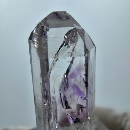 Améthyste fantôme avec hématite, mine Streep, Goboboseb, Namibie, 32 x 10 x 10 mm 