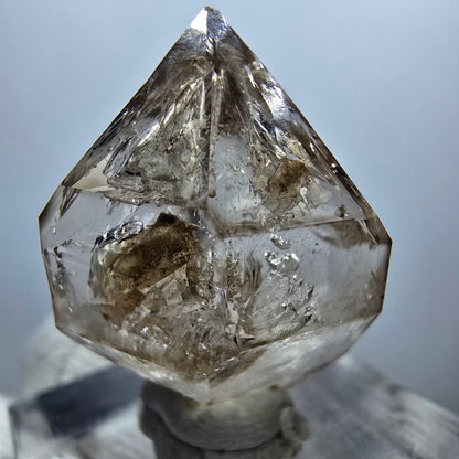 Sceptre en quartz fumé fantôme transparent, DT Point, Goboboseb, Namibie, 29 x 22 x 16 mm 