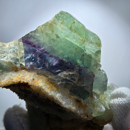 Fluorite rare, classée sur un spécimen de cube de quartz Omehane, Namibie 71*49*33mm 