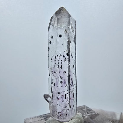 Quartz hématite transparent Point Streep Mine, Goboboseb, Namibie 42 x 12 x 10 mm 