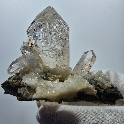 Matrice de calcite UV à quartz fumé et hématite lémurienne Enhydro Valentine Pocket, Namibie 86 x 52 x 39 mm 
