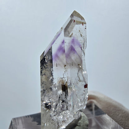 Améthyste fantôme avec hématite, mine Streep, Goboboseb, Namibie, 32 x 10 x 10 mm 
