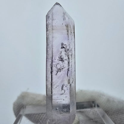 Pointe de cristal d'améthyste fantôme transparente Goboboseb, Namibie 33*8*6mm Collection 