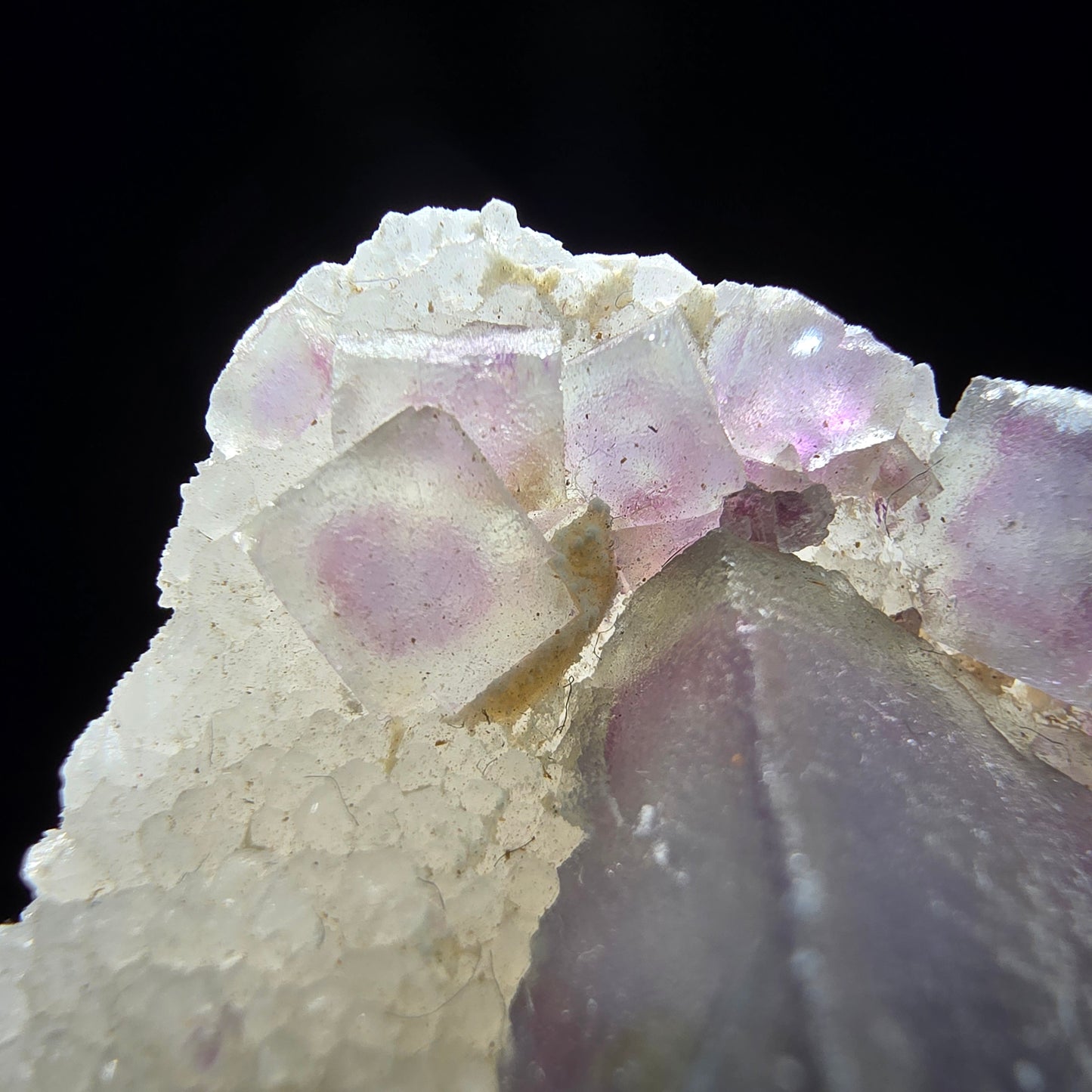 Cube de fluorite fantôme sur scène de quartz violet vert Omehane, Namibie 36*25*24mm