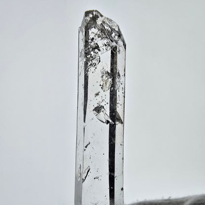 Sceptre en quartz fumé fantôme lémurien, poche Saint-Valentin, Namibie, 71 x 20 x 15 mm 