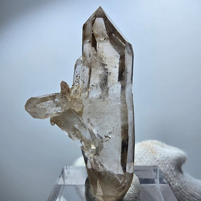 Sceptre en quartz fumé fantôme transparent, amas de Goboboseb, Namibie, 43 x 23 x 16 mm 