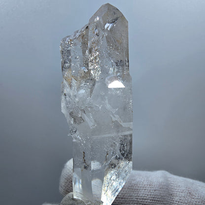 Goboboseb de poche en quartz fumé fantôme lémurien, squelette DT Stage Valentine, Namibie, 64 x 23 x 21 mm 