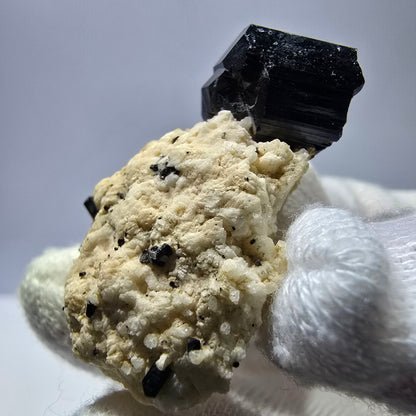 Tourmaline Schorl rare sur amas d'orthose à Erongo, Namibie 