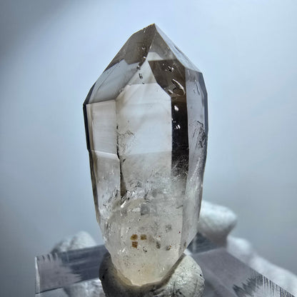 Pointe de sceptre en quartz fumé fantôme transparent, Goboboseb, Namibie, 31 x 16 x 13 mm 