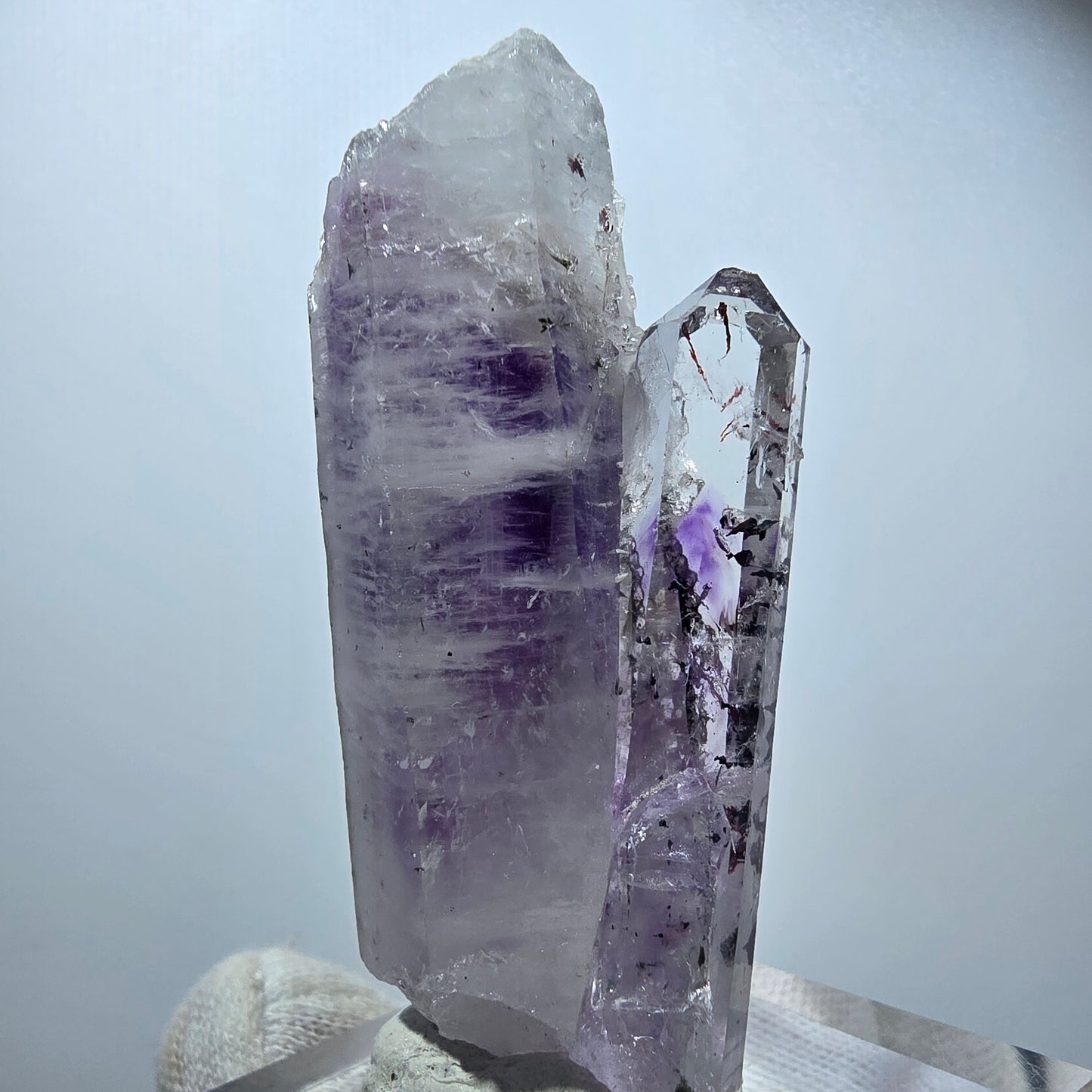Harlekin Phantom Amethyst mit Analcim Streep Mine, Goboboseb, Namibia 67*27*24mm
