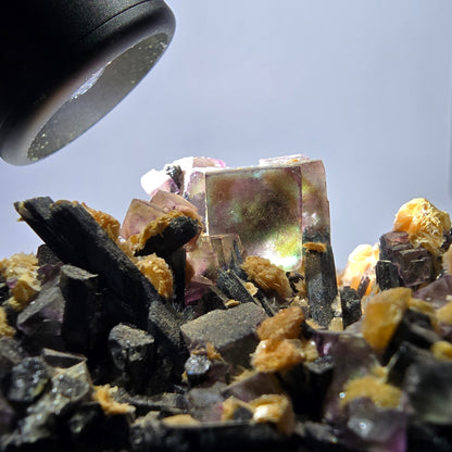 Fluorite fantôme colorée, tourmaline schol, hyalite, muscovite, Erongo, Namibie, 114 x 84 x 50 mm 