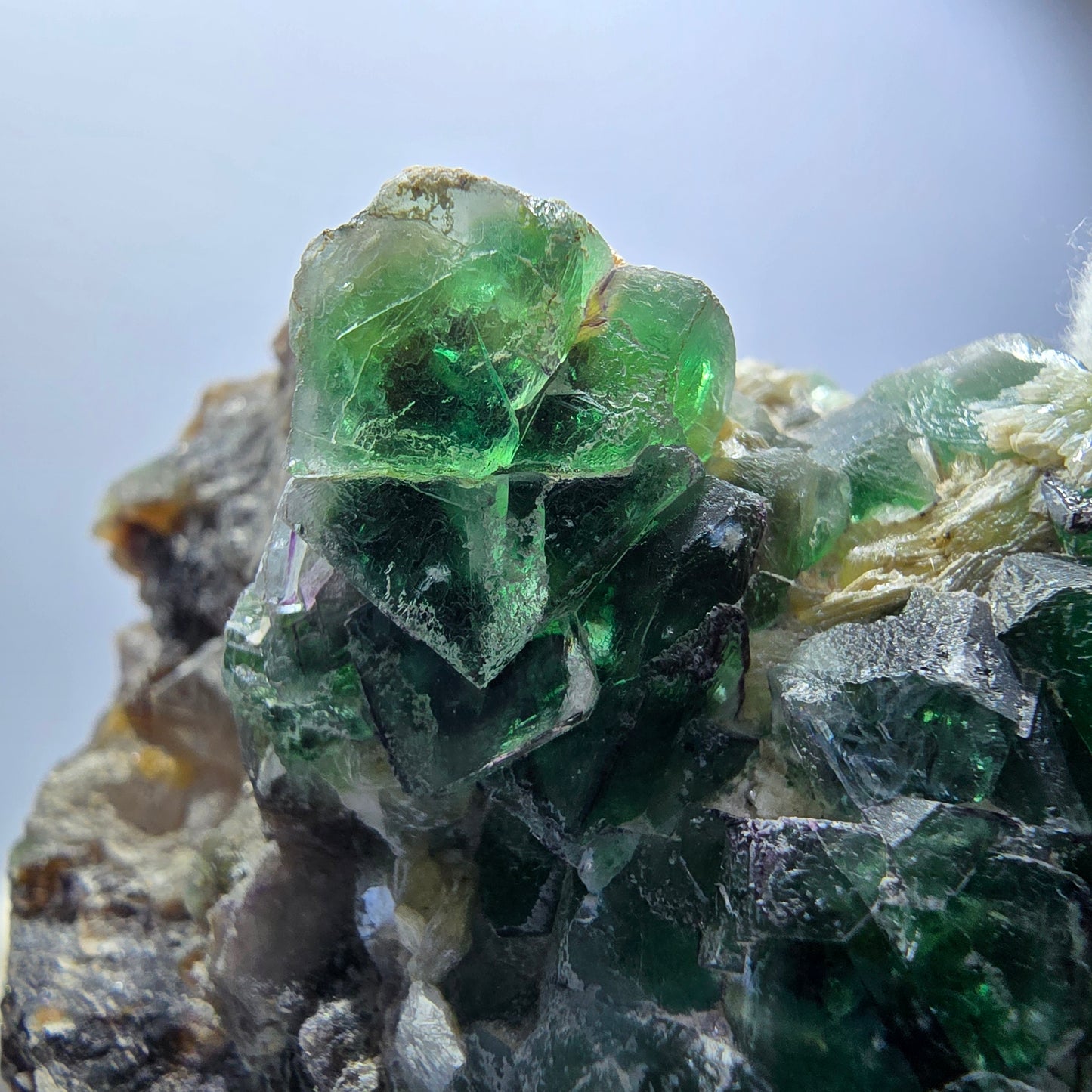 Rares cubes de fluorite fantôme, hyalite et spécimen de muscovite, Erongo, Namibie, 69 x 51 x 47 mm 