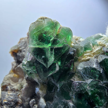 Rares cubes de fluorite fantôme, hyalite et spécimen de muscovite, Erongo, Namibie, 69 x 51 x 47 mm 