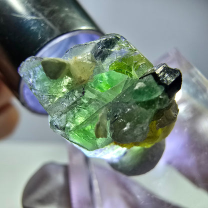 Cube de fluorite fantôme, muscovite et tourmaline Schorl, spécimen d'Erongo, Namibie, 18 x 14 x 13 mm 