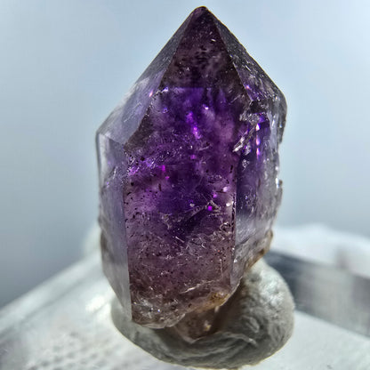 Pointe de sceptre en améthyste fantôme rare à Goboboseb, Namibie, 22 x 14 x 12 mm 