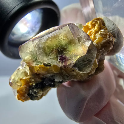 Cube hexagonal de fluorite fantôme, muscovite, tourmaline Schörl, Erongo, Namibie, 36 x 26 x 18 mm 