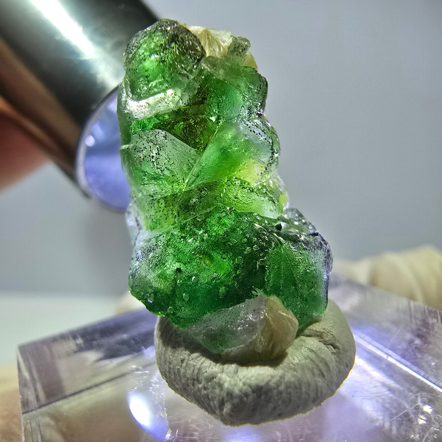 Cube de fluorite fantôme, muscovite et tourmaline Schorl, spécimen d'Erongo, Namibie, 22 x 14 x 13 mm 