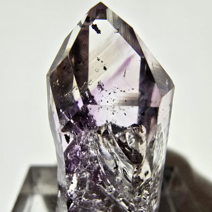 Améthyste fantôme Enhydro avec hématite, mine Blase Streep, Namibie, 29 x 12 x 11 mm 