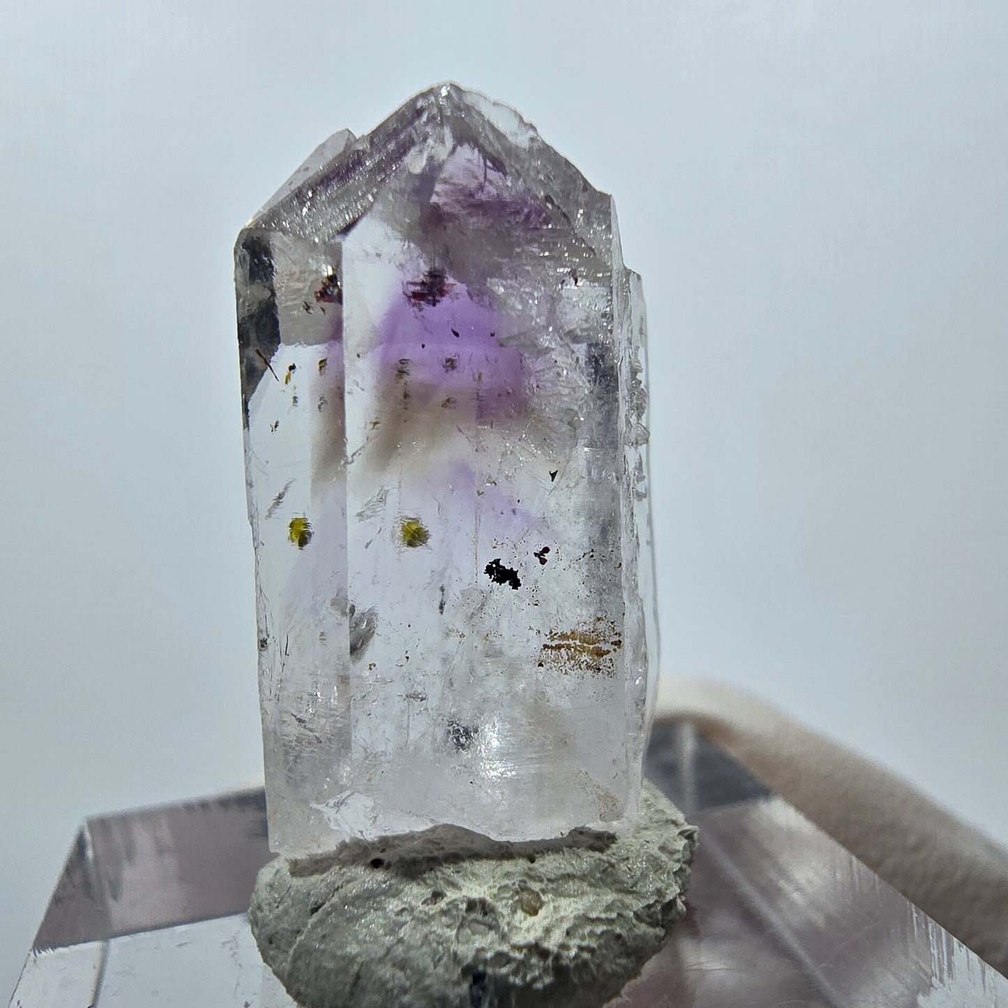 Améthyste fantôme avec préhnite, mine d'hématite Streep, Goboboseb, Namibie, 26 x 14 x 10 mm 