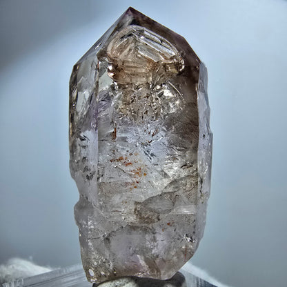 Pointe de sceptre en améthyste fantôme transparente, Goboboseb, Namibie, 46 x 20 x 20 mm 