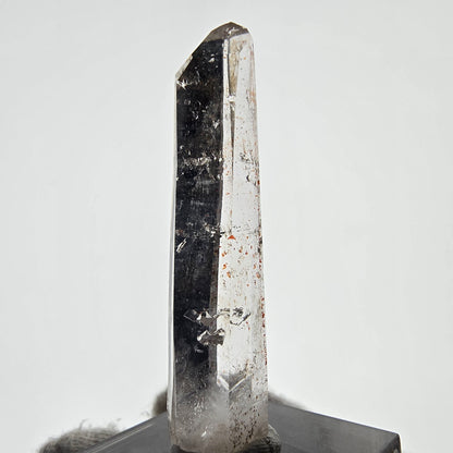 Quartz fumé fantôme lémurien, poche Valentine à pointe d'hématite, Namibie, 47 x 12 x 8 mm 