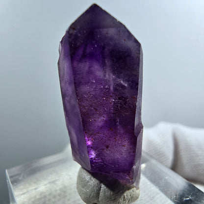 Pointe de sceptre en améthyste fantôme rare de Goboboseb, Namibie, 30 x 15 x 9 mm 