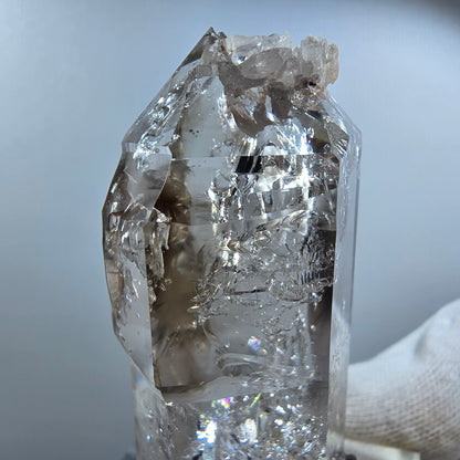 Sceptre en quartz fumé fantôme, calcite, hématite, poche Valentine Goboboseb Namibie 65 x 30 x 22 mm 