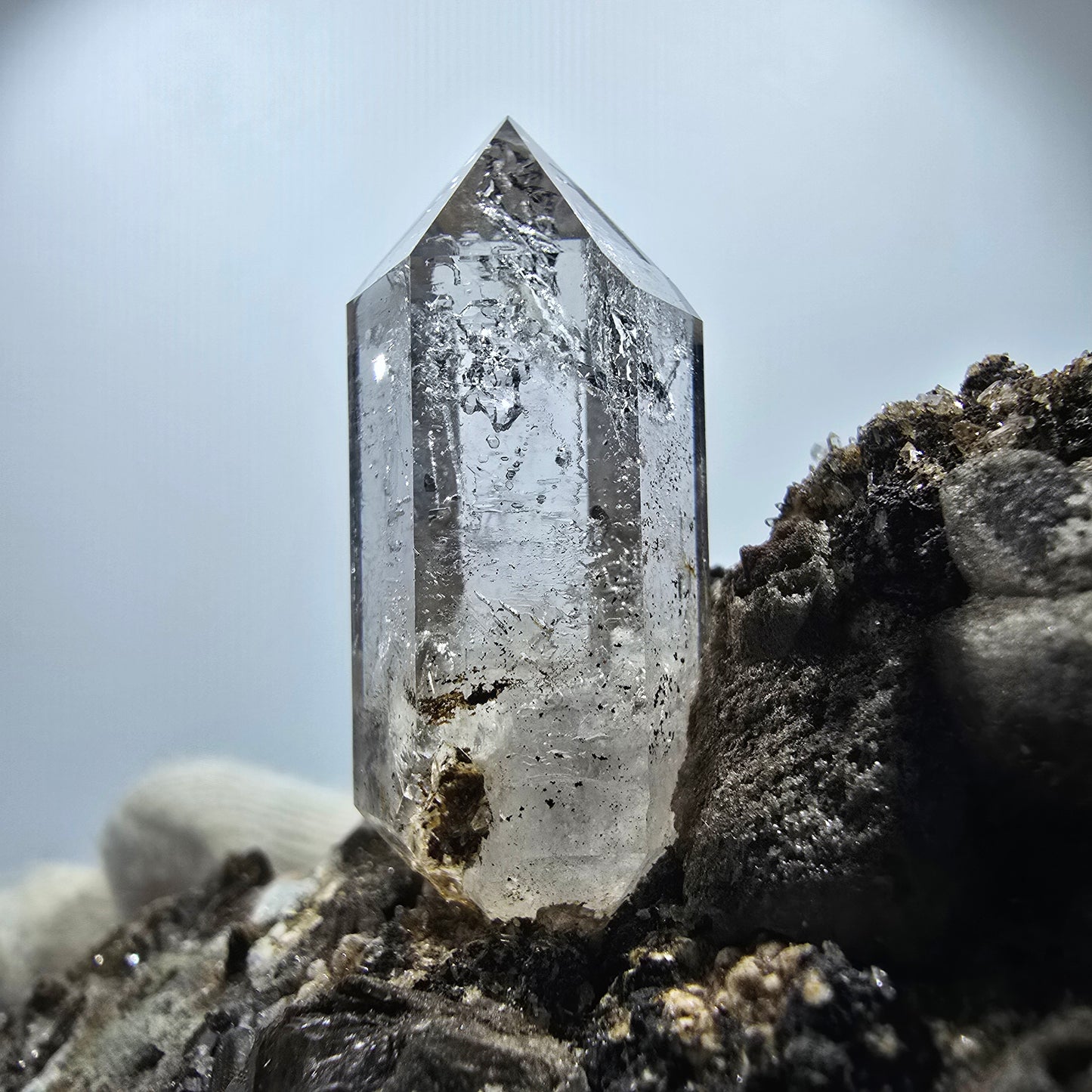 Sceptre en quartz fumé squelette, spécimen de calcite UV, poche Saint-Valentin, Goboboseb, Namibie, 117 x 60 x 59 mm 