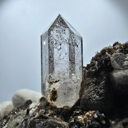 Sceptre en quartz fumé squelette, spécimen de calcite UV, poche Saint-Valentin, Goboboseb, Namibie, 117 x 60 x 59 mm 