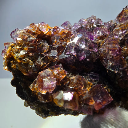 Grand spécimen de cube de fluorite fantôme, vert, jaune, violet, Okorusu, Namibie, 110 x 66 x 50 mm 