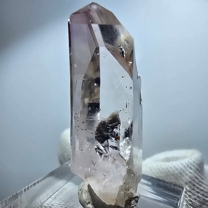 Pointe de sceptre en améthyste fantôme transparente, Goboboseb, Namibie, 38 x 16 x 11 mm 