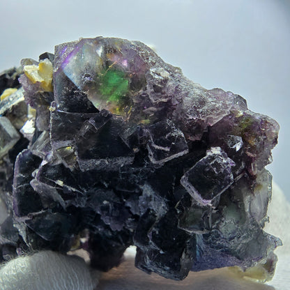 Fluorite fantôme colorée, hyalite, tourmaline schol, muscovite, Erongo, Namibie, 80 x 46 x 60 mm 