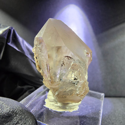Belle pointe de quartz en cristal de sceptre de quartz fumé 32 * 27 * 20 mm de Goboboseb Namibie