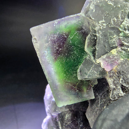 Rare niveau de cube de fluorite fantôme violet vert 86*46*31mm d'Okorusu, Namibie