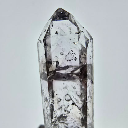 Quartz fumé fantôme Enhydro avec hématite, mine Bubble Streep, Namibie, 39 x 12 x 9 mm 