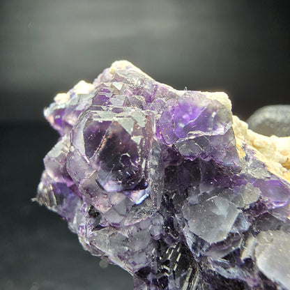 Cube de fluorite fantôme violet sur scène orthose Erongo Namibie 45*28*21mm