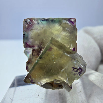 Spécimen de cube de fluorite fantôme zonal, jaune violet vert Okorusu, Namibie 21*17*14mm 