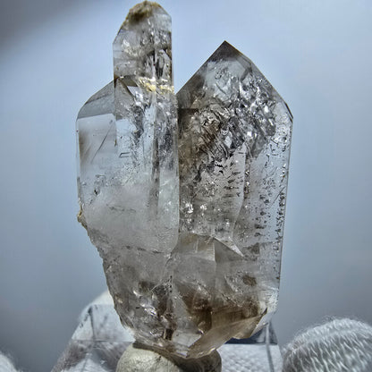 Sceptre en quartz fumé fantôme transparent, spécimen DT, Goboboseb, Namibie, 43 x 24 x 14 mm 