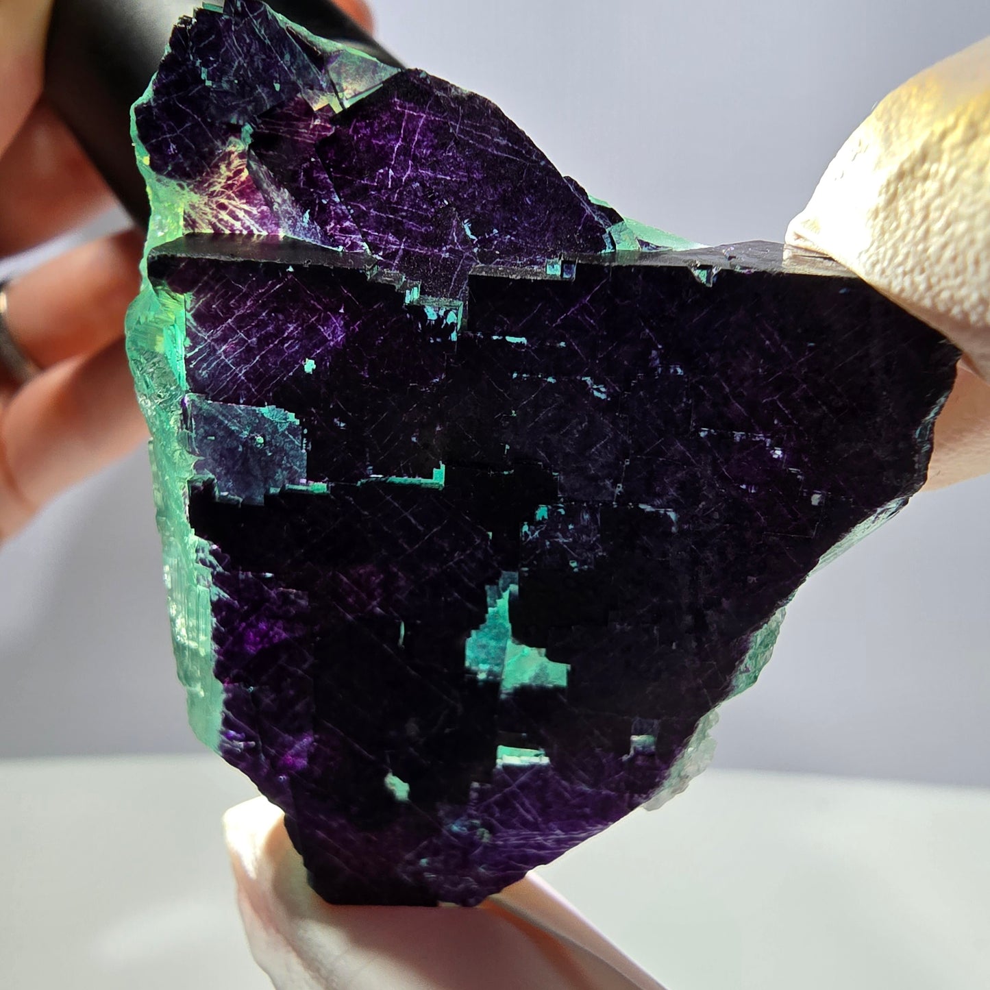 Spécimen de cube de fluorite fantôme vert violet zonal 11:11 Angel Pocket, Namibie 57*46*20mm 