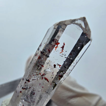 Quartz clair Harlequin Mine Point Streep, Goboboseb, Namibie 34 x 11 x 8 mm 