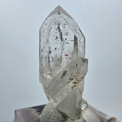 Quartz clair, préhnite, hématite, mine Point Streep, Goboboseb, Namibie, 38 x 22 x 16 mm 