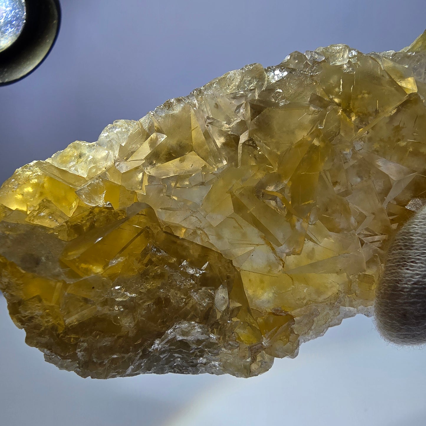 Grand spécimen de cube de fluorite fantôme, poche jaune miel, Okorusu, Namibie, 124 x 48 x 26 mm 