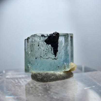 Seltener Aquamarin X mit Schörl Turmalin Erongo, Namibia 12*9*9mm