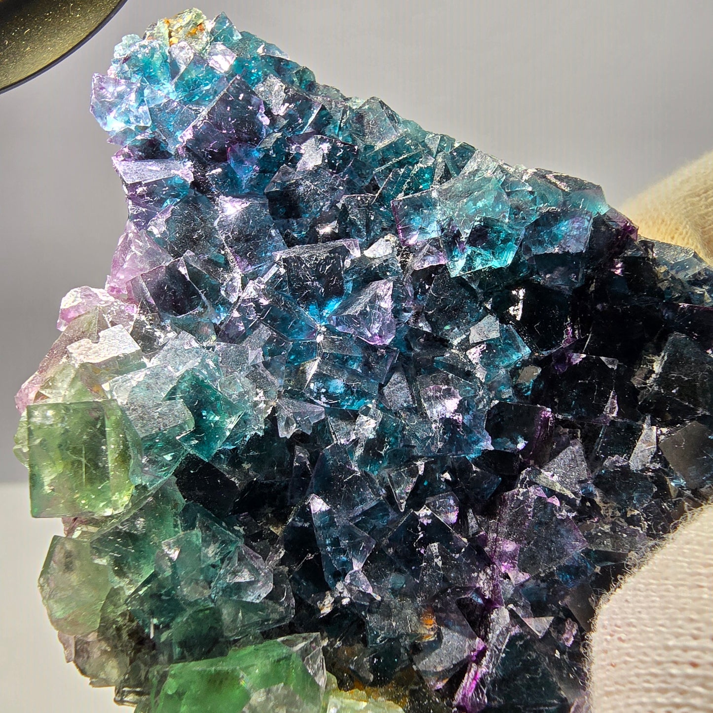 Grand spécimen de cube de fluorite fantôme vert bleu violet Okorusu, Namibie 104*60*28mm 