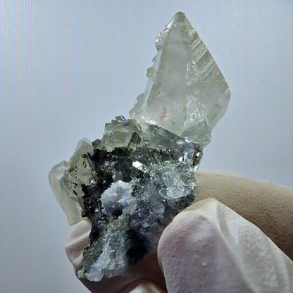 Spécimen rare de calcite UV et de préhnite, mine Streep, Goboboseb, Namibie, 44 x 34 x 20 mm 